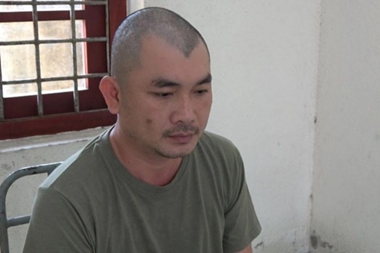 Vác búa đuổi đánh bạn gái cũ vì vừa chia tay đã sống chung với người khác