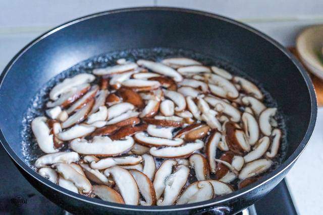 Hai loại rau này đầy chợ, xào chung với nhau được món tốt cho tiêu hoá, khoẻ dạ dày lại có khả năng giải độc-2