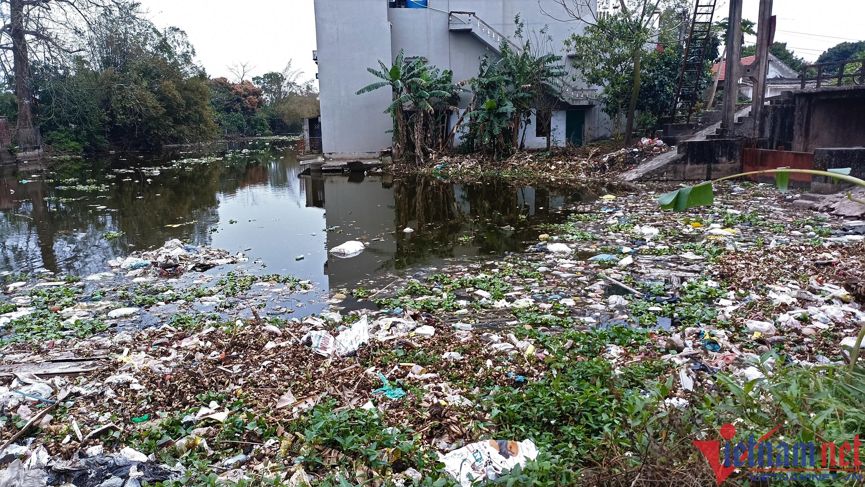Rác ngập sông, người dân ở Ninh Bình không dám mở cửa nhà-2