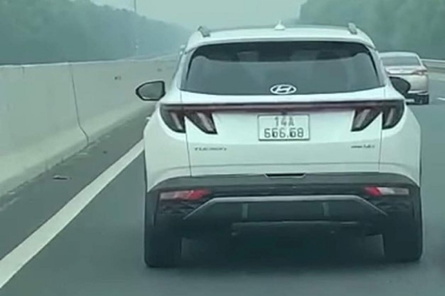 Nam tài xế ở Quảng Ninh lấy băng dính sửa biển số ô tô thành 666.68-1