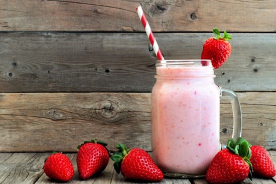 Cách làm sinh tố dâu thơm ngon, bổ dưỡng cho cả gia đình