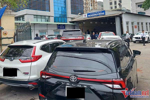 Chủ xe xếp hàng 2 ngày chờ đăng kiểm, sắp nhận tem thì công an ập vào khám xét-3
