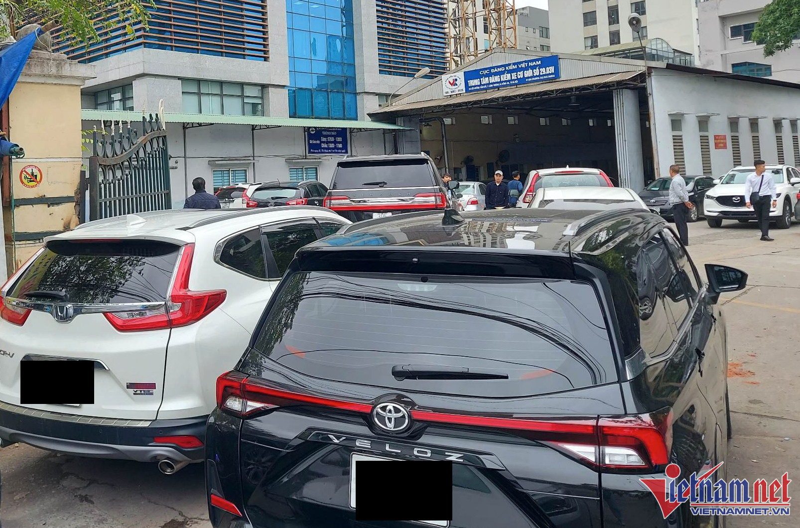 22 trung tâm đăng kiểm ở Hà Nội đóng cửa, phó giám đốc mới cũng bị điều tra-2