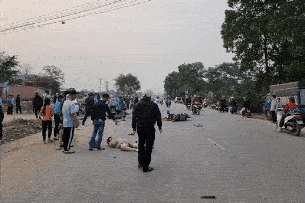 Ôtô con tông liên hoàn 4 xe máy