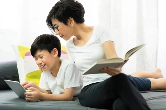 Trẻ nghiện phim hoạt hình: Chẳng cần cấm cản hay đánh mắng, cha mẹ làm theo cách này mới hữu ích gấp bội
