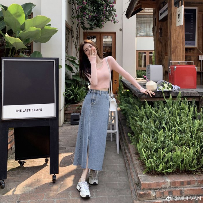 8 cách phối chân váy denim dành cho nàng 30+-1