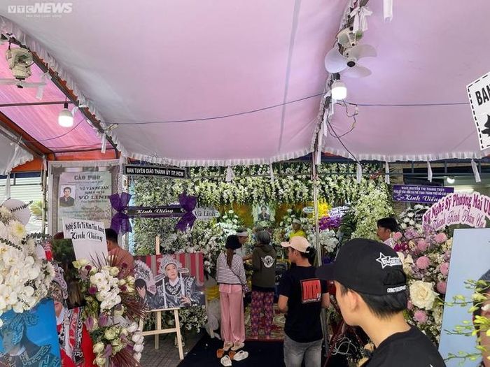 Vũ Luân, Bình Tinh thất thần trong đám tang cha nuôi - NSƯT Vũ Linh-11