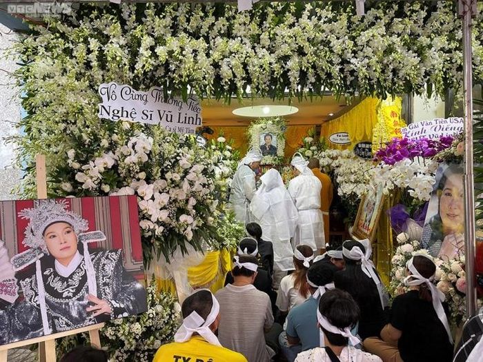 Vũ Luân, Bình Tinh thất thần trong đám tang cha nuôi - NSƯT Vũ Linh-1