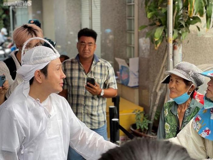 Vũ Luân, Bình Tinh thất thần trong đám tang cha nuôi - NSƯT Vũ Linh-9