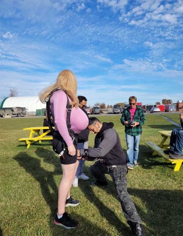 Nữ giáo viên bị ép nghỉ dạy vì phụ huynh không thích vòng 1 quá khủng của cô-1