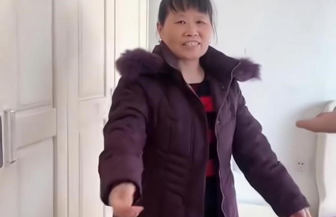 Mặc áo mới của con dâu mua, nụ cười của mẹ chồng tắt lịm khi nghe nàng dâu nói câu này-1