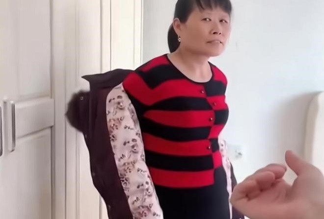 Mặc áo mới của con dâu mua, nụ cười của mẹ chồng tắt lịm khi nghe nàng dâu nói câu này-2