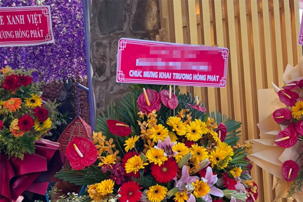 Xử phạt chủ quán cà phê tự đặt lẵng hoa ghi tên lãnh đạo Đảng mừng khai trương-1