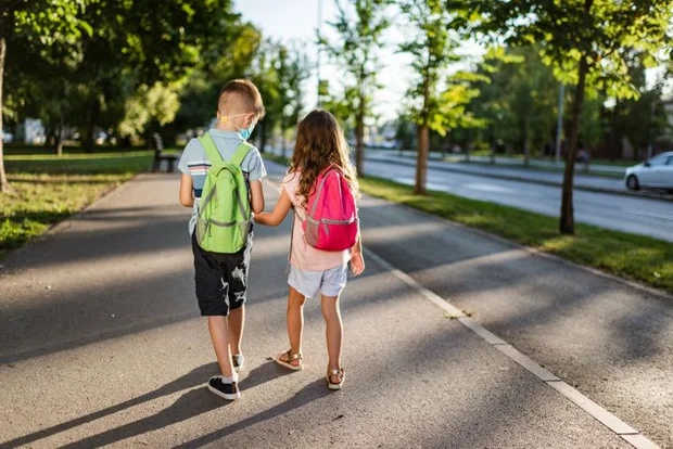 6 kiểu tình bạn giả mạo cha mẹ phải nói với con từ sớm: Chơi cùng với những người bạn này chỉ khiến cuộc đời con đi xuống-1