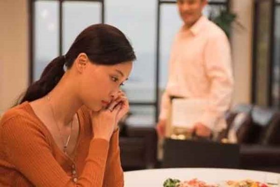 Nhìn mâm cơm tối để phần mình, tôi uất nghẹn bỏ về nhà mẹ đẻ