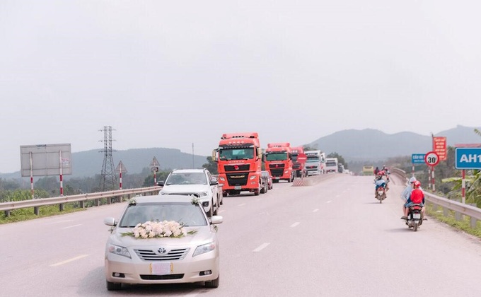 Màn rước dâu độc lạ bằng 20 xe đầu kéo container gây sốt-2