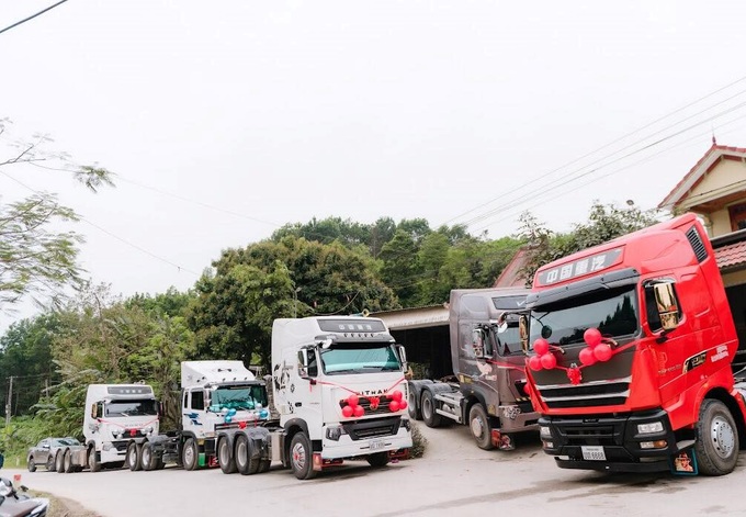 Màn rước dâu độc lạ bằng 20 xe đầu kéo container gây sốt-3