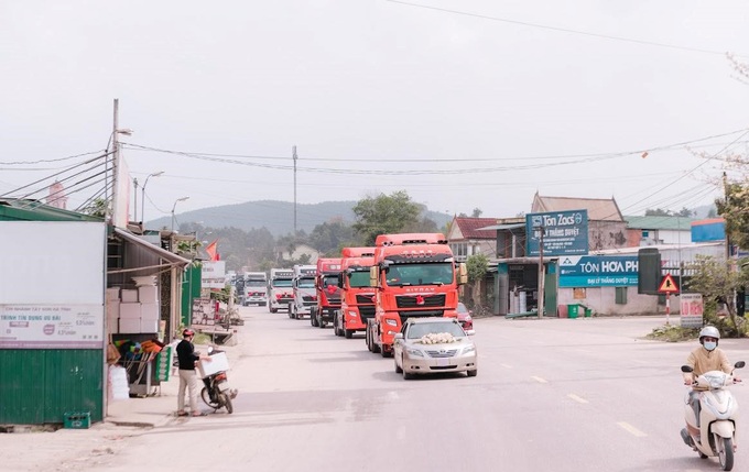 Màn rước dâu độc lạ bằng 20 xe đầu kéo container gây sốt-4