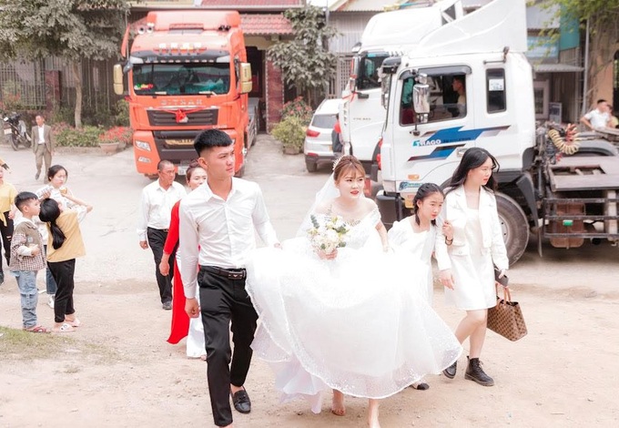 Màn rước dâu độc lạ bằng 20 xe đầu kéo container gây sốt-5