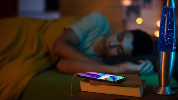 Có nên sạc điện thoại qua đêm không?-1