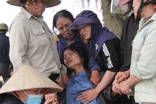 Vụ 3 mẹ con tử vong trên đường đến trường: 'Mẹ gọi sao con không dậy con ơi'