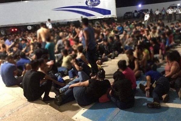 Phát hiện 343 người di cư trong xe tải bị bỏ lại ở Mexico-1