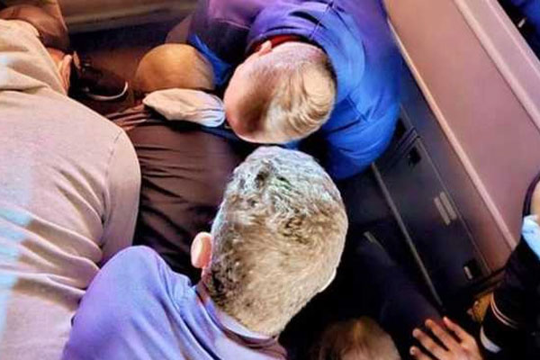 Mỹ: Mở cửa thoát hiểm, đâm tiếp viên hàng không bằng muỗng gãy-1