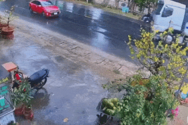 Clip: Bé trai 2 tuổi lái xe ba bánh đâm trúng ô tô đang đỗ-1