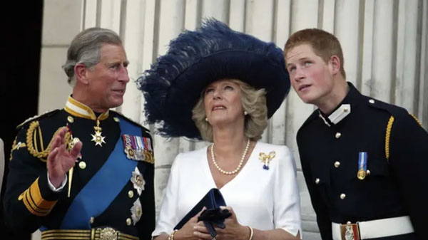 Vua Charles không còn nương tay với Harry khi anh công kích mẹ kế Camilla-2