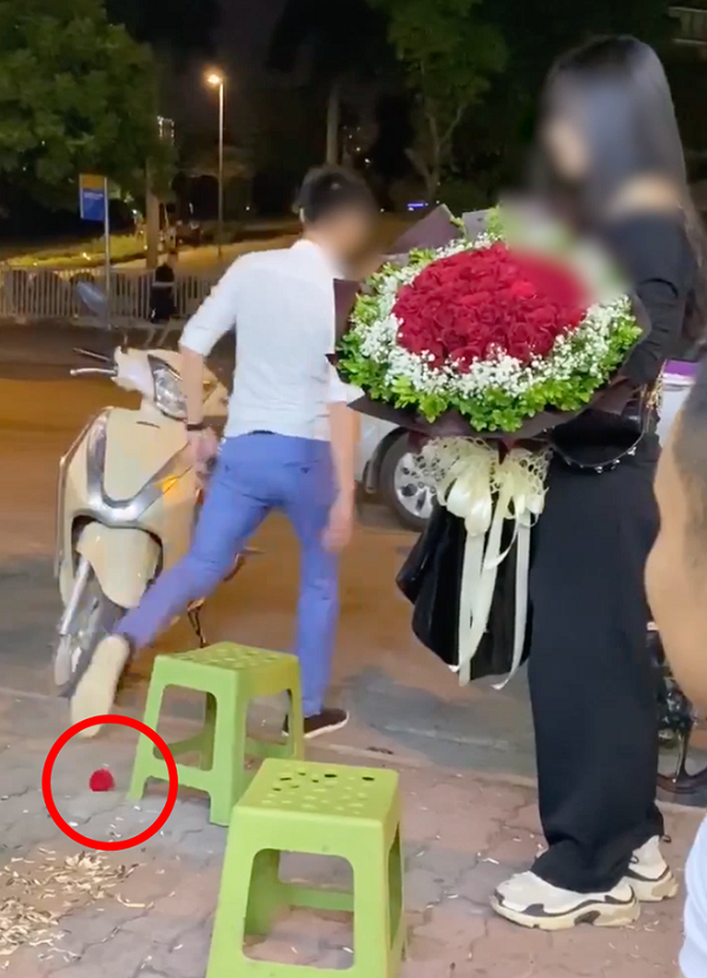 Cầu hôn thất bại, chàng trai vứt nhẫn xuống vỉa hè rồi bỏ đi-2