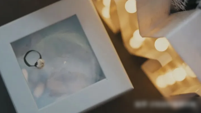 Cầu hôn thất bại, chàng trai vứt nhẫn xuống vỉa hè rồi bỏ đi-6