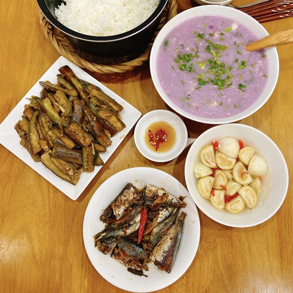 Hài lòng với cuộc sống ở nhờ, 9x tinh tế khoe loạt mâm cơm hấp dẫn chiều theo sở thích cậu mợ-1