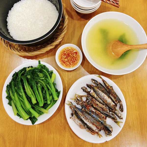 Hài lòng với cuộc sống ở nhờ, 9x tinh tế khoe loạt mâm cơm hấp dẫn chiều theo sở thích cậu mợ-3