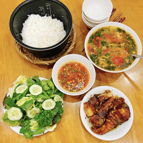 Hài lòng với cuộc sống ở nhờ, 9x tinh tế khoe loạt mâm cơm hấp dẫn chiều theo sở thích cậu mợ-10