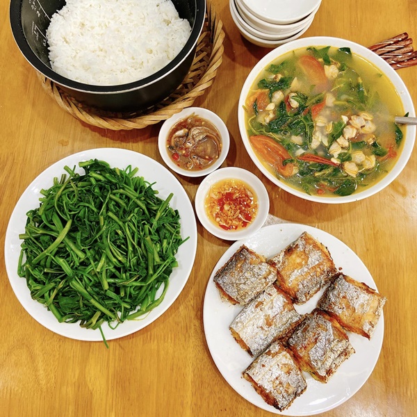 Hài lòng với cuộc sống ở nhờ, 9x tinh tế khoe loạt mâm cơm hấp dẫn chiều theo sở thích cậu mợ-18