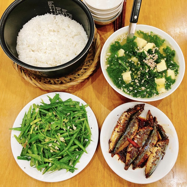 Hài lòng với cuộc sống ở nhờ, 9x tinh tế khoe loạt mâm cơm hấp dẫn chiều theo sở thích cậu mợ-22