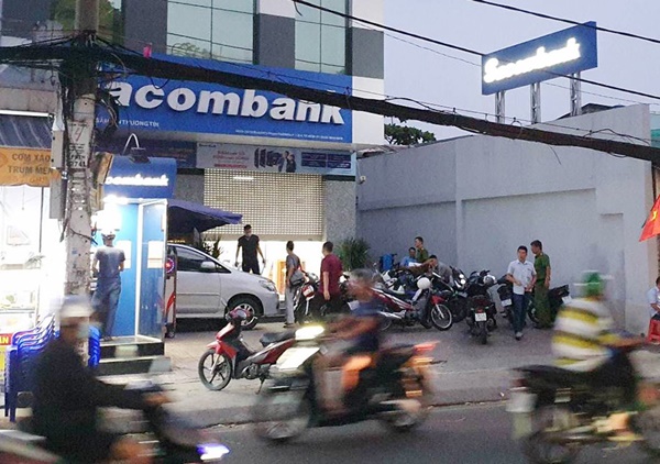 Nghi can thứ 3 vụ dùng súng cướp ngân hàng ở TP.HCM ra đầu thú-3