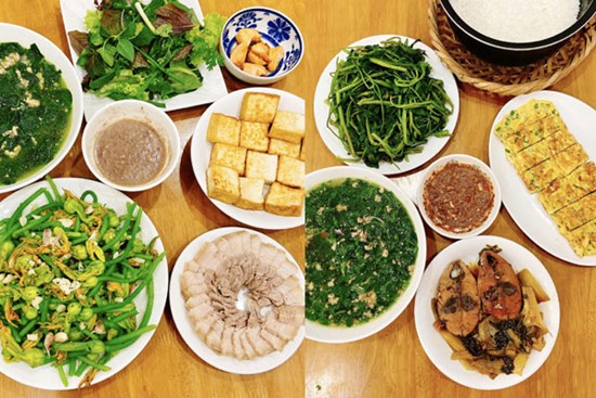 ​​​​​​​Hài lòng với cuộc sống 'ở nhờ', 9x tinh tế khoe loạt mâm cơm hấp dẫn chiều theo sở thích cậu mợ