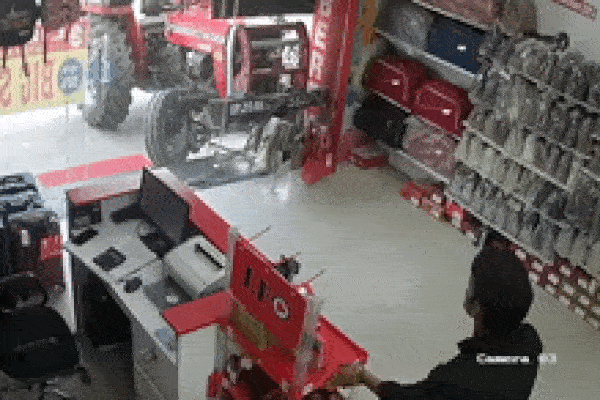 Máy kéo đang đỗ bất ngờ tự di chuyển vào bên trong cửa hàng