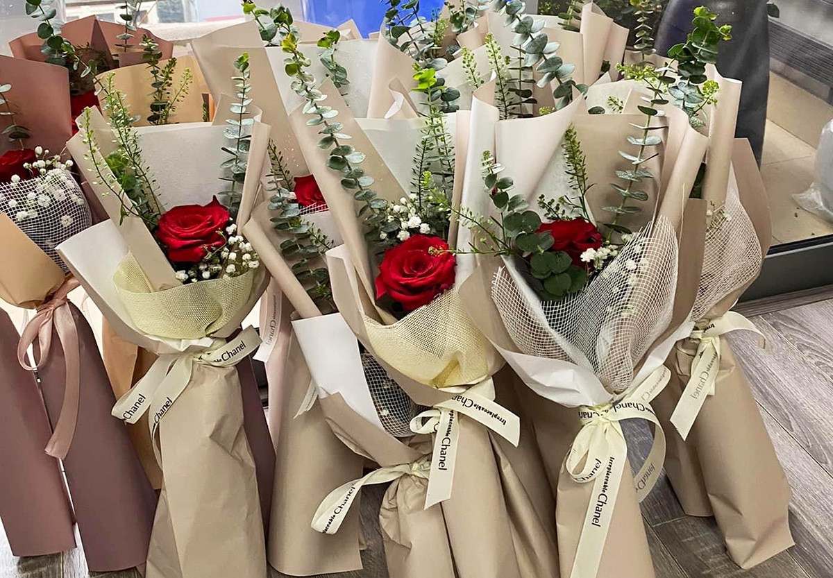 Thị trường 8/3: Hoa tươi bạc triệu ế ẩm, bó 1 bông đắt khách-1