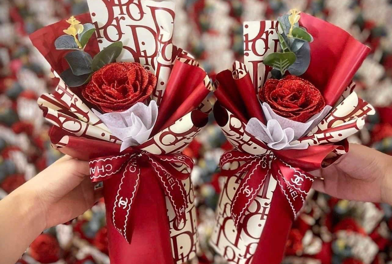 Thị trường 8/3: Hoa tươi bạc triệu ế ẩm, bó 1 bông đắt khách-2