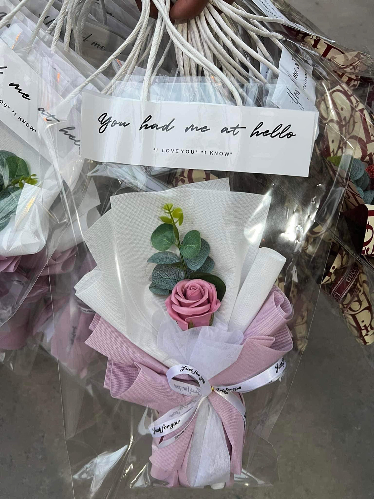 Thị trường 8/3: Hoa tươi bạc triệu ế ẩm, bó 1 bông đắt khách-3