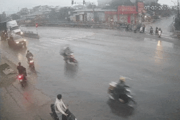 Va chạm xe đầu kéo cùng chiều, 2 người đi xe máy thương vong