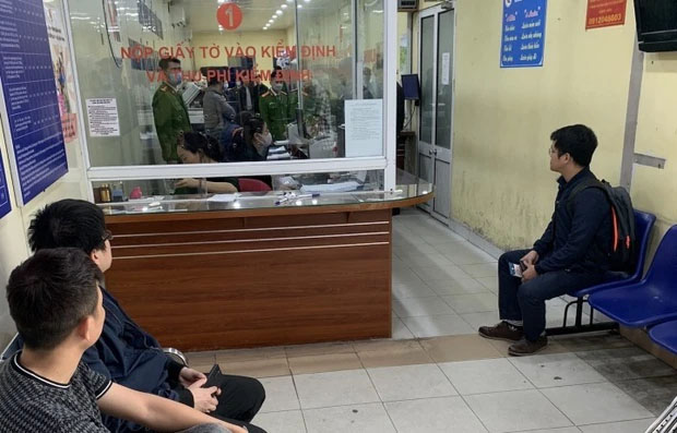 Chủ xe xếp hàng 2 ngày chờ đăng kiểm, sắp nhận tem thì công an ập vào khám xét-2