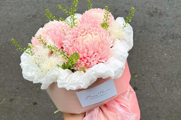 Trước thềm 8/3, đơn đặt lẵng hoa đặc biệt tăng dần dần, giá cả triệu đồng/lẵng-2