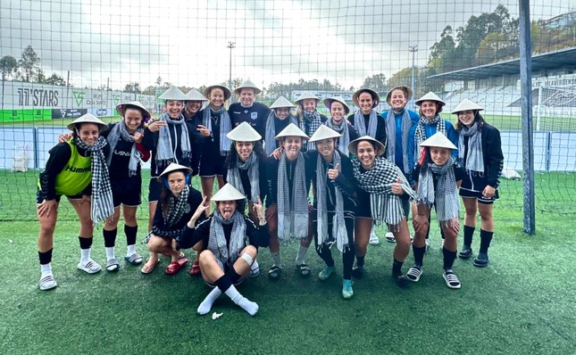 Huỳnh Như mang đặc sản Việt Nam tặng đồng đội ở Lank đúng dịp 8/3-1