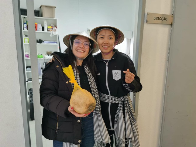 Huỳnh Như mang đặc sản Việt Nam tặng đồng đội ở Lank đúng dịp 8/3-2