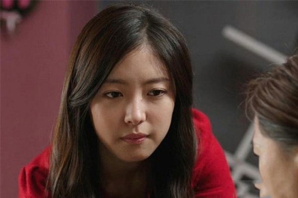 Họ hàng ở quê đến chơi, mẹ chồng bảo tôi nấu nướng, khi cả nhà ngồi xuống ăn, tôi rơi nước mắt với hành động của bà-2