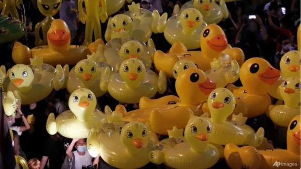 Người đàn ông Thái Lan lĩnh án 2 năm tù vì bán lịch có hình vịt-1