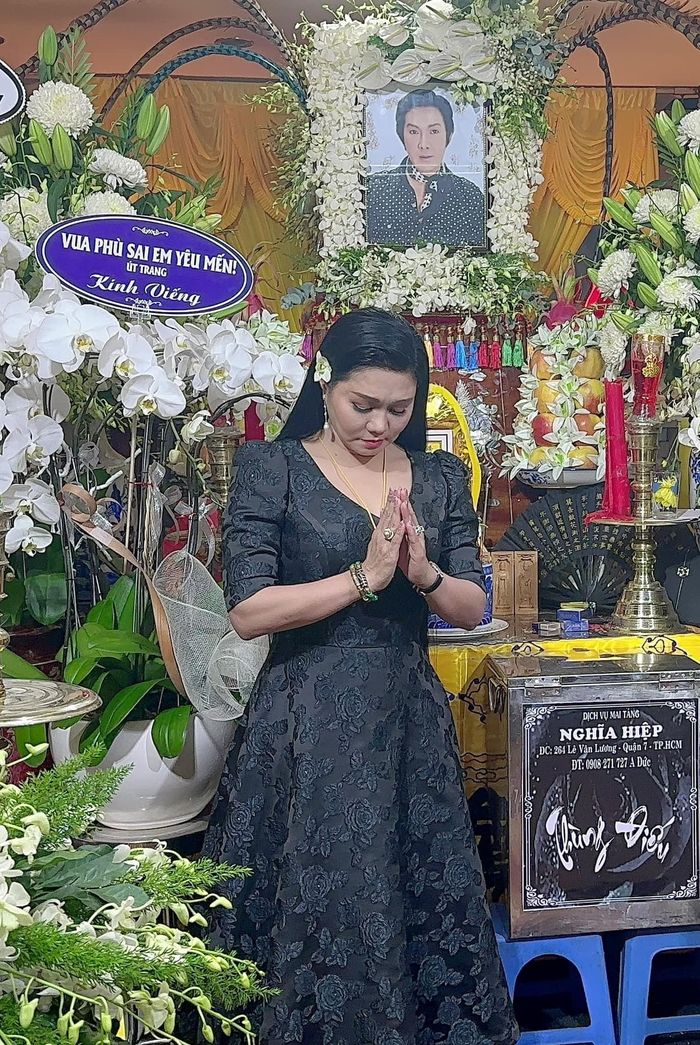 Ngọc Huyền ngất xỉu khi tiễn biệt nghệ sĩ Vũ Linh-1